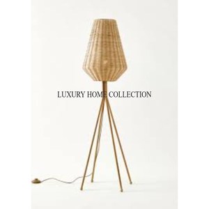 Lámpara de pie de mesa de metal con acabado de pátina de inspiración antigua con encanto del Viejo Mundo perfecto para una decoración del hogar acogedora y elegante - Product Image 6