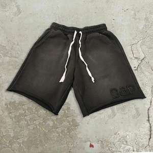 Pantalones cortos de verano de peso pesado para hombre, malla informal de calidad con decoración de patrón sólido sublimado y bolsillos - Product Image 1