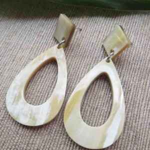 ชุดหูฟังอะคริลิคสำหรับผู้หญิงต่างหูเรซินสีขาวและน้ำตาลใหม่ล่าสุด - Product Image 1