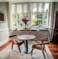Ensemble de table ronde et 2 chaises en bois massif avec assise en cuir PU, écologique, pour hôtel et restaurant