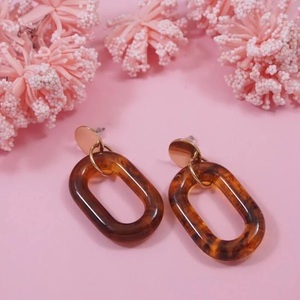 Pendientes de aro de cuerno de resina hechos a mano de último diseño mejores accesorios de moda exportaciones al por mayor de La India - Product Image 1