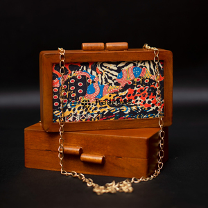 Pochette en bois pour femme fabriquée à la main en finition naturelle avec un design élégant par Tradebyd - Product Image 5