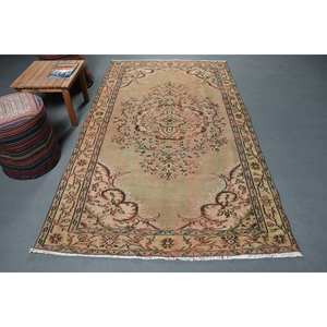 Alfombra turca Vintage de 4,7x8,1 pies, lana Beige hecha a mano con diseño de retazos, respaldo de látex para cabecera, patrón de pasillo rectangular - Product Image 1