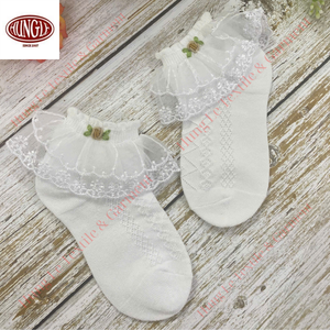 Grossiste Adorable Chaussettes tricotées à la main pour bébés avec broderie florale à la main - Product Image 1