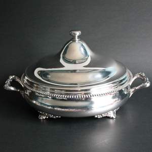 Plato DE SERVICIO DE METAL vintage con encanto retro perfecto para coleccionistas de antigüedades y entusiastas de la decoración del patrimonio en todo el mundo - Product Image 6