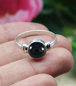 Bague minimaliste en argent sterling 925 faite à la main Onyx noir naturel et cristal cadeau de mariage de pierre de naissance de décembre pour les femmes - Product Image 1