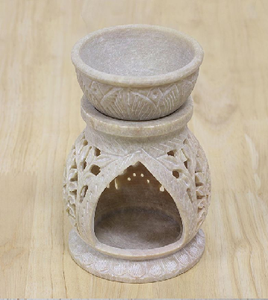 Sculpture en stéatite vert clair élaborée avec des oiseaux nichés dans un arbre détaillé. Disponible aux prix de gros - Product Image 4