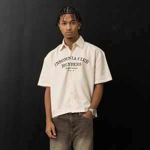 Streetwear rétro OEM et ODM boutonné à manches courtes avec impression de lettres personnalisées fabriqué au Vietnam pour les vacances - Product Image 2