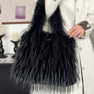 Sac à bandoulière tendance et mignon en peluche cerise pour femme, sac fourre-tout chaud et moelleux pour l'hiver, sac seau simple en peluche cerise - Product Image 1