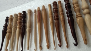 Gancho de ganchillo ergonómico de madera natural hecho a medida, ideal para tiendas de hilo para reventa en diferentes diseños y en diferentes tamaños. - Product Image 6