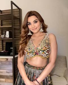 SERIE PRESENTANDO NUEVO NAVRATRI ESPECIAL MODERNO LEHENGCHA CHOLI Hermosa impresión digital y ropa de fiesta de TRABAJO DE ESPEJO REAL - Product Image 5