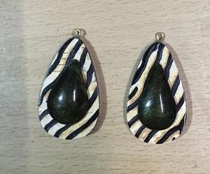 Boucles d'oreilles tendance en résine de qualité supérieure pour dames Boucles d'oreilles en résine de couleur rouge Boucles d'oreilles en résine élégantes au prix de gros - Product Image 2