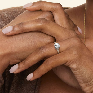 แหวนโซลิแทร์10K สีทองหรูหราสไตล์คลาสสิกแหวนกลมตัดในห้องปฏิบัติการการหมั้นเพชรและงานแต่งงานของขวัญสำหรับปาร์ตี้ที่สมบูรณ์แบบสำหรับผู้หญิง - Product Image 4