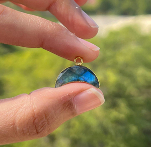 จี้รูปพระจันทร์เสี้ยวประดับลาบราดอไรต์ธรรมชาติชุบทองสำหรับทำเครื่องประดับ สร้อยคอ จี้ และตัวเชื่อมต่อต่างหู - Product Image 2