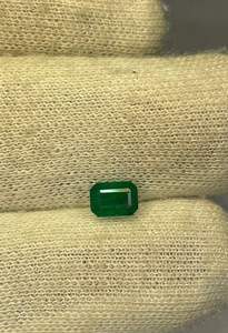 Esmeralda africana natural verde oscuro con corte octogonal. - Product Image 3