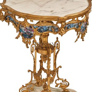 Mesa Auxiliar Redonda de Lujo con Tapa de Mármol, Pedestal de Latón Antiguo Ornamentado y Paneles de Porcelana Estilo Sevres Pintados a Mano - Product Image 5