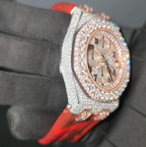 นาฬิกาข้อมือผู้ชายธุรกิจแฟชั่นสุดหรู สีแดงอลังการ ตัวเรือนโลหะผสม ประดับเพชรโมอิสซาไนต์สีขาว หน้าปัดกระจกโครโนกราฟ - Product Image 2