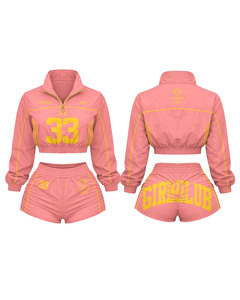 Conjunto de shorts de poliéster de alta calidad con diseño de panel amarillo, top corto con logo termotransferible, camiseta 100% algodón y shorts. - Product Image 4
