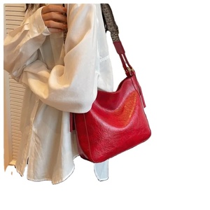 กระเป๋าสะพายไหล่หนังหรูหราสำหรับผู้หญิง ทรงปีกเรียบง่าย ความจุเยอะ แฟชั่นทันสมัย เหมาะสำหรับการเดินทาง - Product Image 4