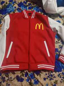 Chaqueta universitaria para hombre al por mayor, chaqueta de béisbol deportiva de lona holgada bordada con logotipo personalizado y logotipo de posición frontal - Product Image 3