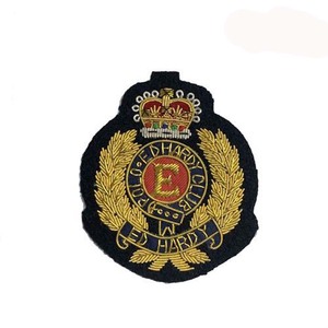 Écusson de club de polo brodé à la main, écusson fait main - Product Image 1