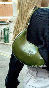 Bolso de Hombro Tipo Media Luna de Cuero Genuino Hecho a Mano en Italia, con Curtido Vegetal - Product Image 6