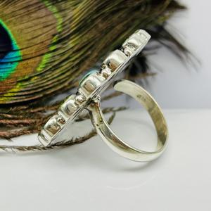 Bague en argent sterling 925 Turquoise naturelle Style classique Bague de mariage grenat et péridot coupe ovale faite à la main avec une touche de luxe - Product Image 6