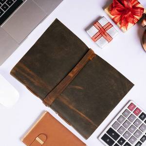 สมุดบันทึกหนังแท้ 100% แบบวินเทจ ปกหนังสีแทน แบบเย็บเล่ม 240 หน้า สำหรับทุกเพศ พร้อมกระดาษรีไซเคิล แบบสันห่วง - Product Image 1