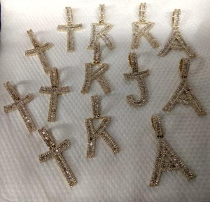 สร้อยคอจี้ตัวอักษรแบบฮิปฮอปสั่งทำพิเศษ ทองคำขาวหรูหรา ด้านหลังแบบตัน ประดับเพชรไมโครเพฟ สำหรับทุกเพศ เหมาะสำหรับการซื้อจำนวนมากและขายปลีก - Product Image 2