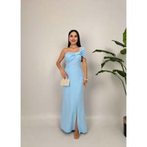 Robe fourreau en satin 3008 avec broche sur l'épaule et taille naturelle - Product Image 4