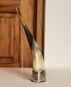 Cuerno grande hecho a mano para beber con esmalte natural y funda de cinturón perfecto para eventos temáticos y celebraciones vikingas - Product Image 1