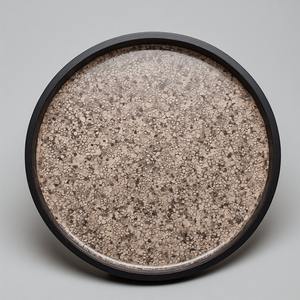 Placa de cargador de resina de plata satinada con diseño Art Deco, superficie metálica mate suave ligera para estilo de mesa clásico moderno - Product Image 3