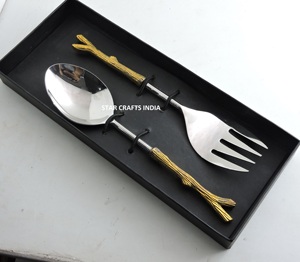 Top Seller Designer Laiton & Acier Inoxydable Ensemble de Serveurs à Salade en Métal pour Servir Cuillère à Salade et Fourchette par Ambience Lifestyle - Product Image 3