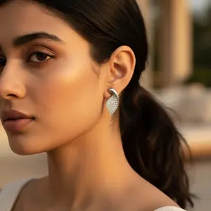 Boucles d'oreilles délicates en argent pour femmes avec zircone cubique, bijoux élégants, cadeau - Product Image 1