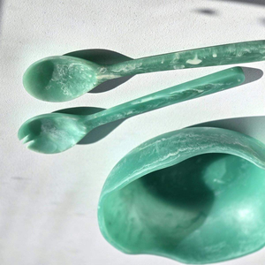 Elegante Juego de Servir Ensaladas de Resina Clásica con Acabado Brillante y Elegante, Apto para Lavavajillas, Listo para Fiestas, Artesanía Saniya - Product Image 2