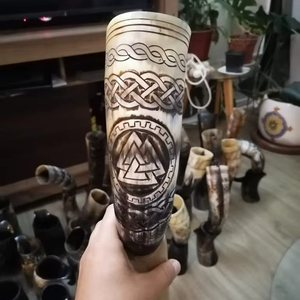 Cuerno para Beber de Búfalo con Logotipo Vikingo Tallado a Mano por Maestro Artesano, Revestimiento Interior Sublimado, Acabado Superbrillante, Lavable, para Camping - Product Image 1