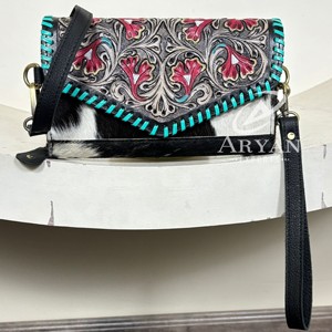 Sac à main bandoulière et pochette artisanal de style western, en cuir de vachette floral brodé, accessoire bohème élégant et tendance - Product Image 1