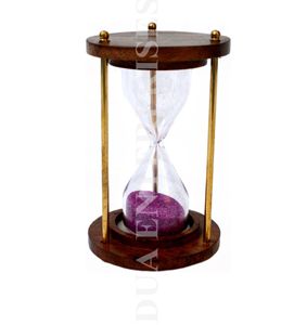 Sablier de sable décoratif en bois avec sable violet, soutenu par des tiges dorées, pour le chronométrage et la décoration de bureau. - Product Image 6