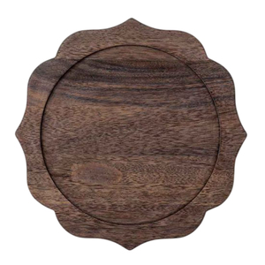 Assiette de présentation en bois d'acacia artisanal, bord festonné foncé, pour mariage et décoration d'événements - Product Image 1