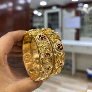 ชุดเครื่องประดับกำไลข้อมือ Kada ของนักออกแบบในราชวงศ์ที่มีสไตล์แบบดั้งเดิมสำหรับผู้หญิงสำหรับพิธีหมั้น - Product Image 1