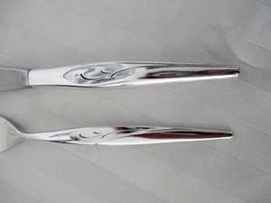 Trancheuse à gâteau en acier inoxydable fini argent avec poignée confortable, parfaite pour couper et servir des gâteaux, des tartes et des desserts - Product Image 3