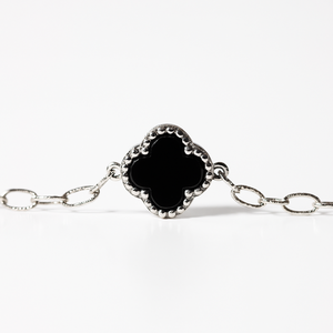 Pulsera de Cadena con Engaste de Trébol Verde y Negro Clásico de Rhaya Jewels, Plata de Ley Chapada en Rodio, Regalo de Boda, Joyería para Fiestas - Product Image 4