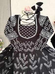 Anarkali en crêpe naturel imprimé numériquement avec pantalon en micro-coton et dupatta en filet à motifs papillon avec sequins et bordure en dentelle - Product Image 5