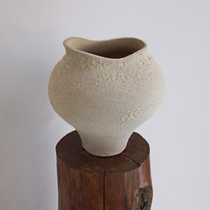 แจกันเซรามิกพื้นผิวดวงจันทร์ทำด้วยมืออสมมาตรแจกันเซรามิกที่ทันสมัยแจกันดอกไม้ตกแต่งบ้านสีเบจเรียบง่ายแจกันนอร์ดิก - Product Image 3