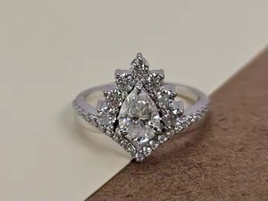 Bague de mariage en diamant de laboratoire de taille poire en or 18 carats de luxe bague de fiançailles en diamant véritable de qualité VVS pour les femmes - Product Image 4