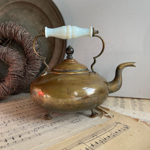 Bouilloire en laiton vintage avec poignée en verre blanc pour la cuisine de la maison et de la ferme - Product Image 1