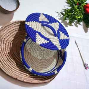 Venta al por mayor decoración del hogar tejido a mano Natural Beige y azul Color Sabai hierba mimbre hecho a mano cesta Natural Chapati cesta con tapa - Product Image 2