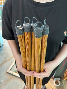 ด้ามจับไม้กวาดไม้ยูคาลิปตัสพรีเมี่ยมเคลือบด้วย PVC ทนทานและผิวเรียบเนียน - Product Image 4