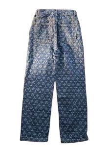 Mejora tu guardarropa con diseños personalizados y acabados de tela de alta calidad para tus pantalones vaqueros con estampado único. - Product Image 5