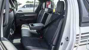 Toyota Hilux D-Cab GR-Sport 2.8D 2024, Usada, Transmisión Manual/Automática, Asientos de Cuero, Interior Oscuro, Gasolina, Volante a la Izquierda - Product Image 4